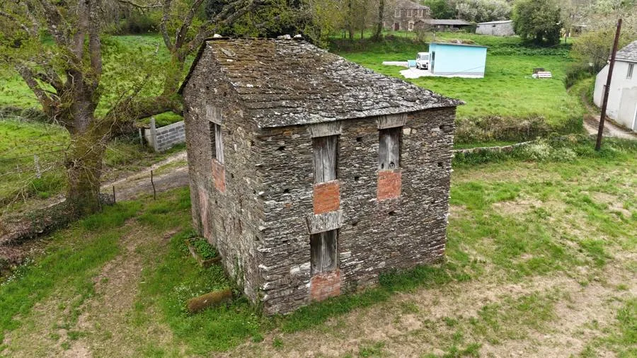 Antigua casa de piedra en el campo gallego